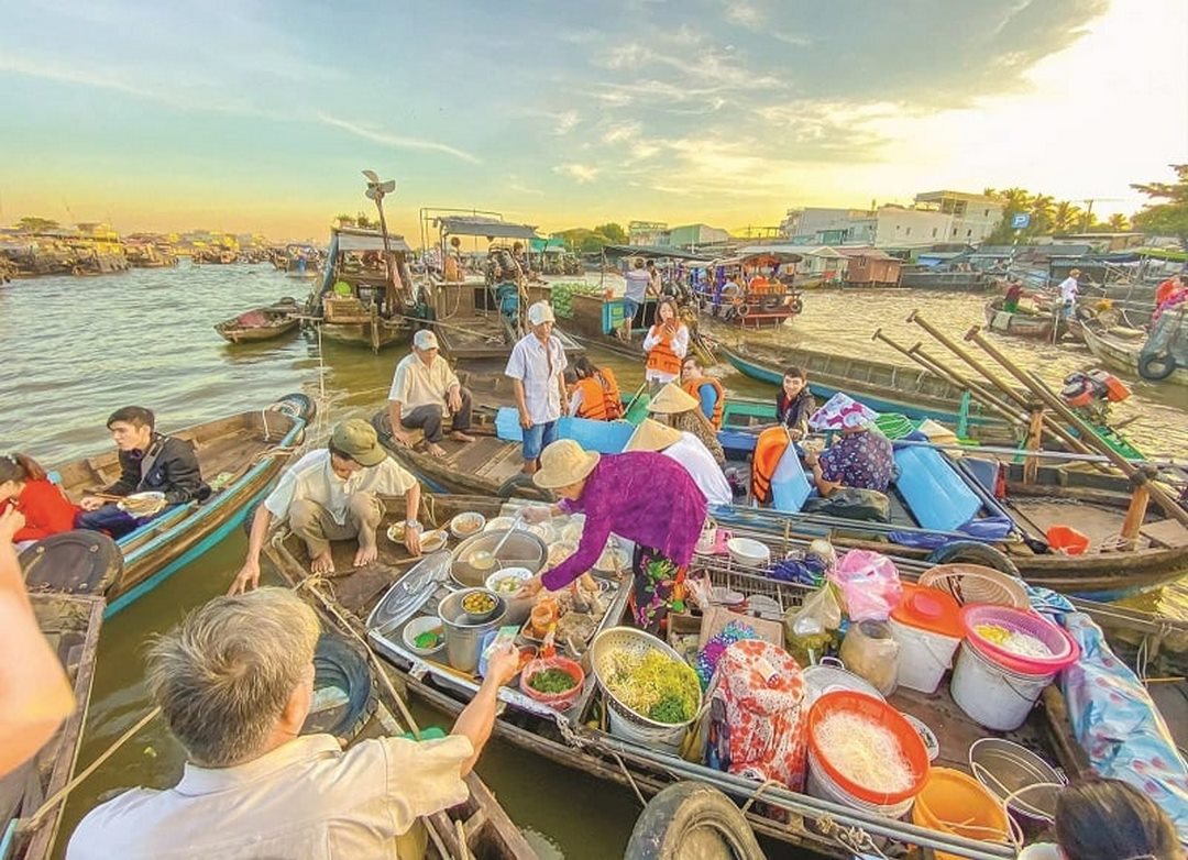Cai Rang Floating Market (Can Tho) at sunrise