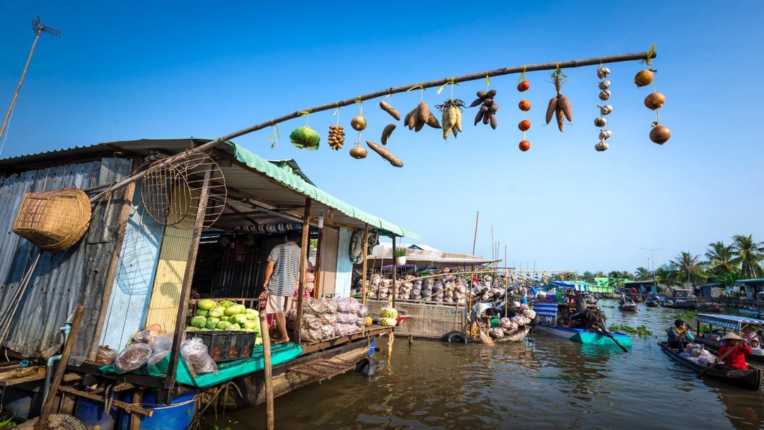 “Cây bẹo” bamboo pole — hanging sample produce to advertise from afar