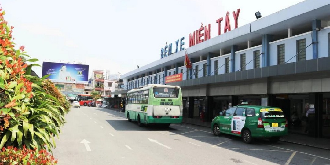 Cổng nhà Bến xe Miền Tây (395 Kinh Dương Vương) - đầu mối đi Mỹ Tho