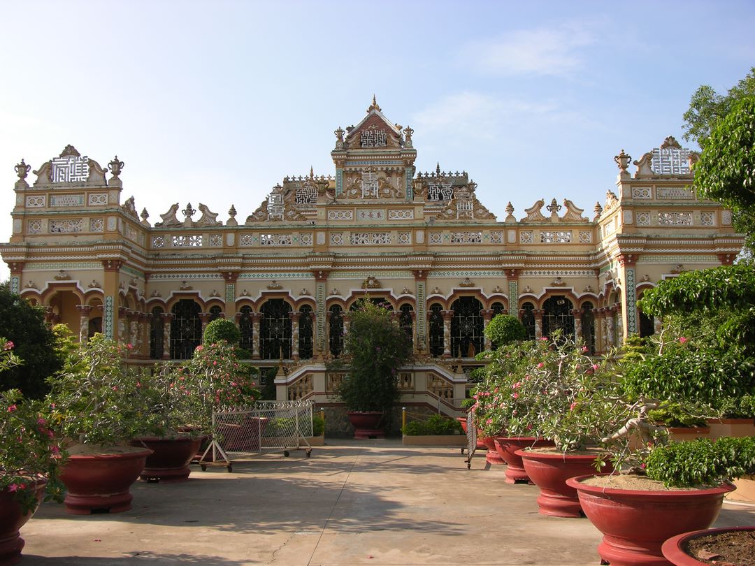 Front façade of Vinh Trang Pagoda in My Tho, blending Vietnamese, Chinese and Khmer elements