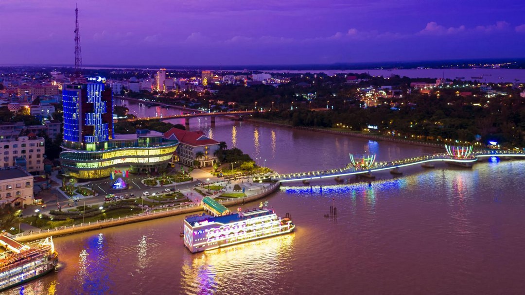 Ninh Kieu Quay at night — lively hotel & dining zone to cross-check real-world location