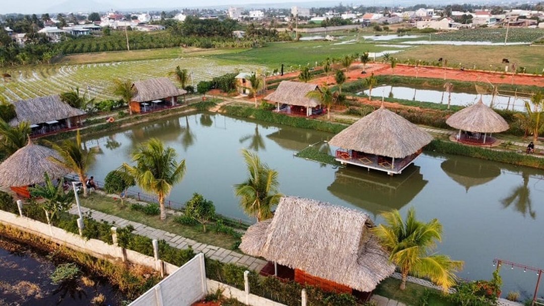 Pond-side fishing restaurant with thatched huts for relaxed waterside dining