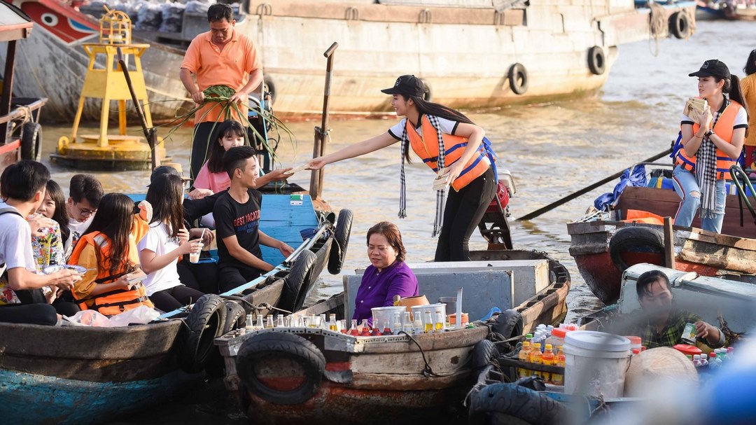 Small boats selling coffee and cold drinks on the river at Cái Răng Floating Market