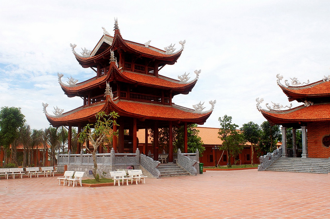 Truc Lam Phuong Nam Zen Monastery in Can Tho - the grand main hall and ornate roof under a clear sky