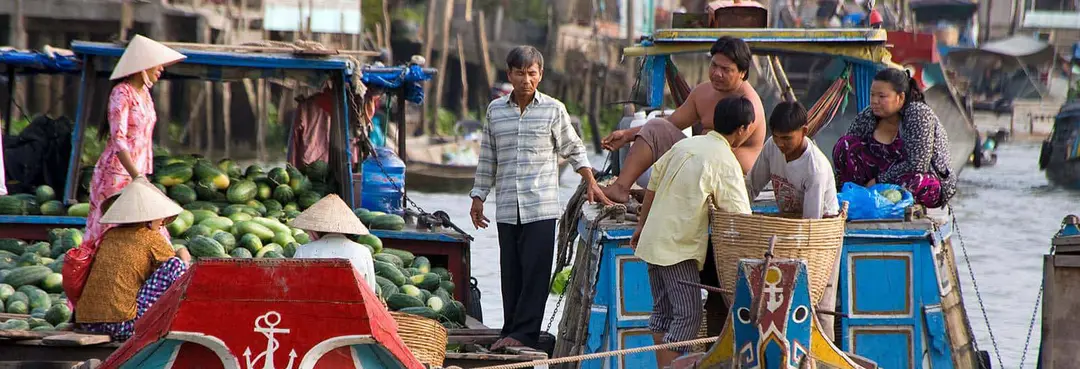 Cai Be floating market activity