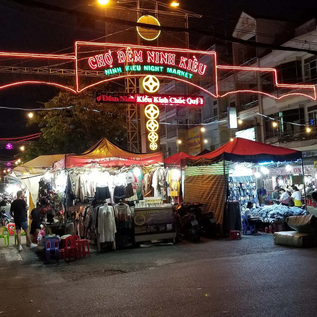 ninh kieu night market can tho river nightscene