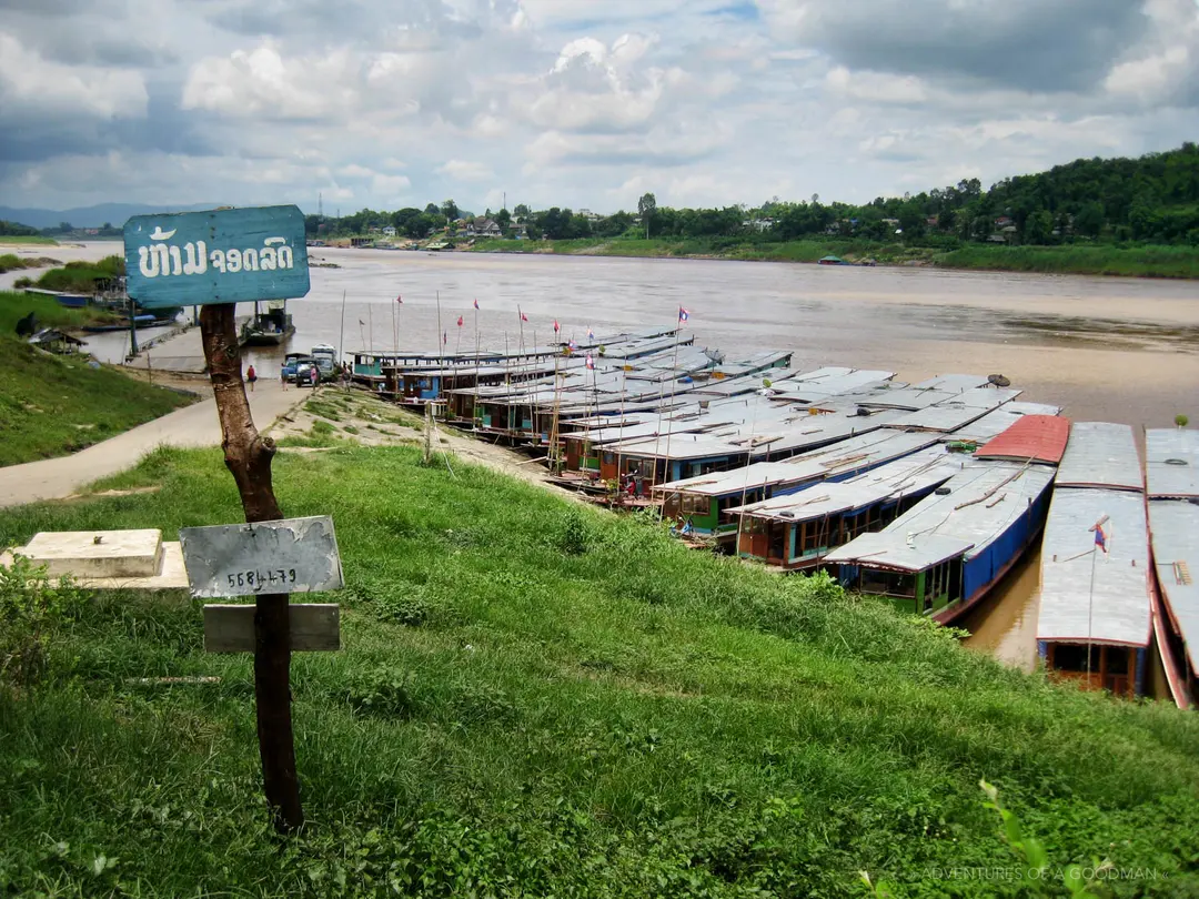 mekong slow boat travelers scenery pakbeng overnight guesthouses